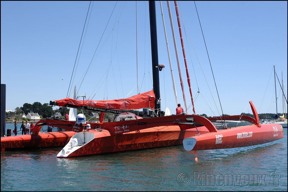 Maxi-trimaran Qingdao China à quai au port de la Trinité sur mer